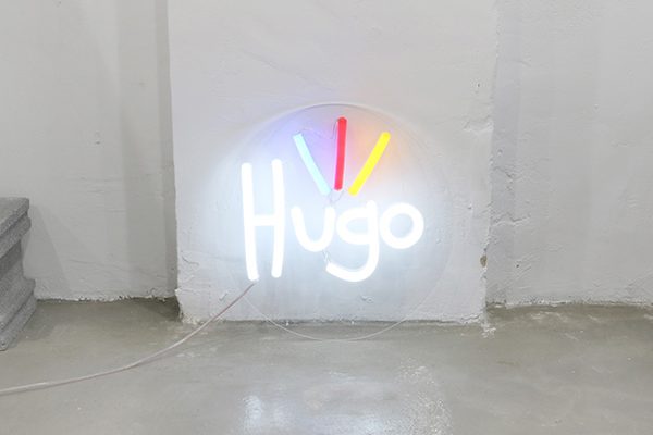 hugoEspacio Foto neón hugo