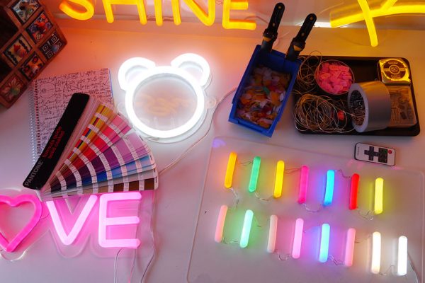 taller3 Foto taller neones pantone